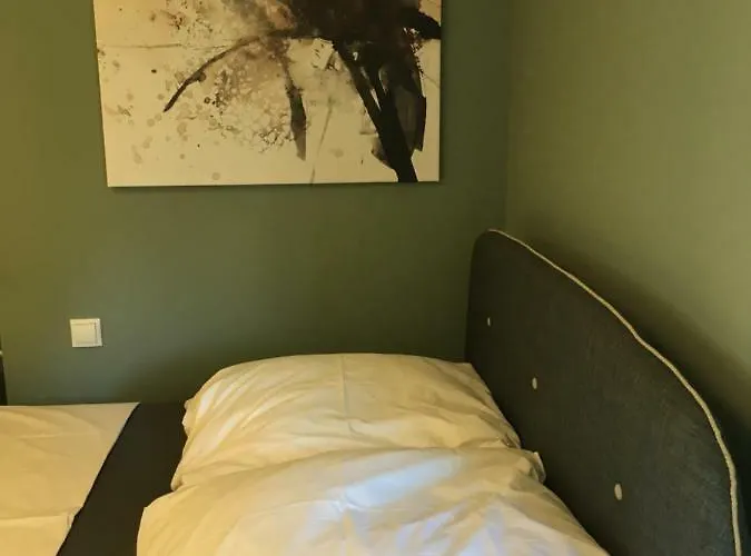 Three アパート *